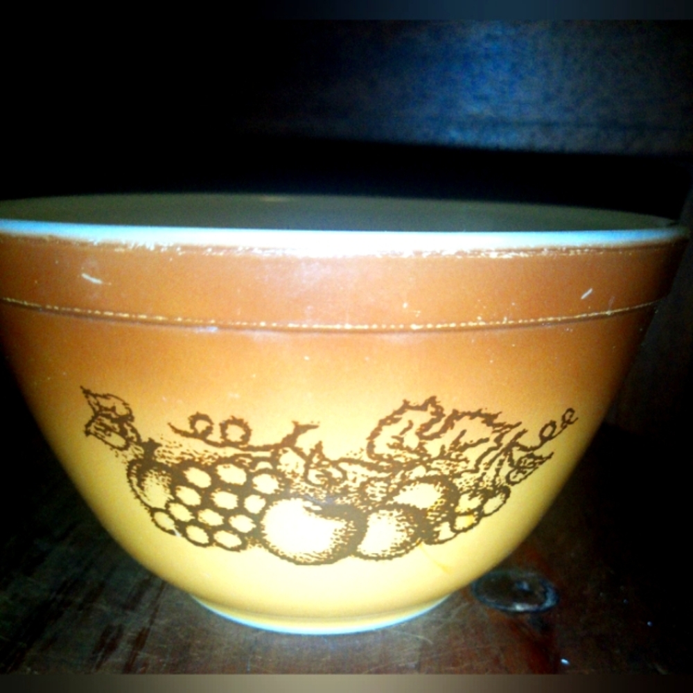 Pyrex 1.5 pint size Fruit Pattern